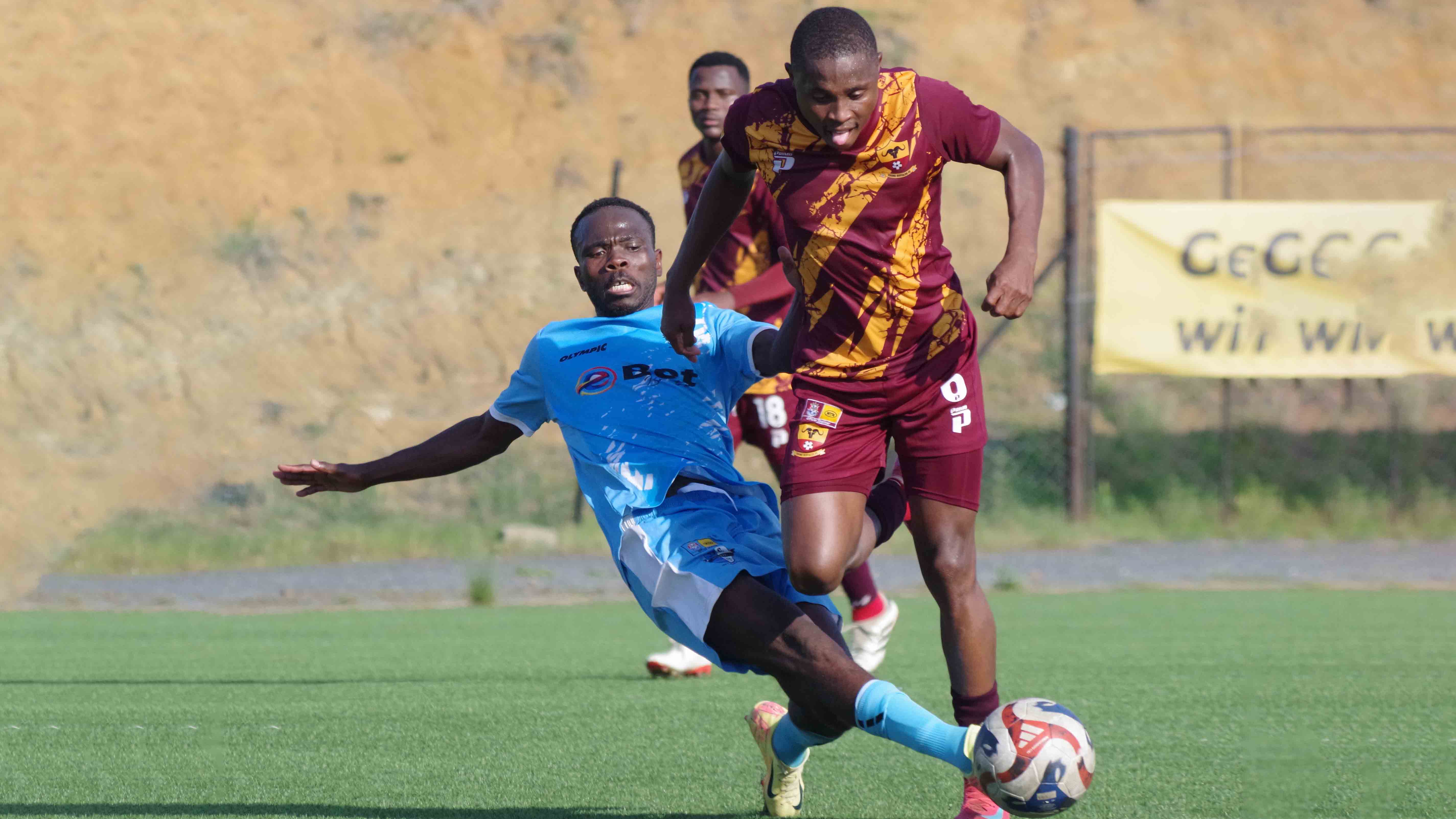 Sisonkhe defender Mxolisi Bhembe tries to snatch the ball from sprinting Buffaloes brace hero Owa ‘Logwaja’ Matsebula during their 1-5 defeat to the former in an MTN Premier League clash played at KaLanga Technical Centre yesterday. (Pic: Ntombikayise Gwebu)